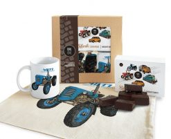 Zetor 4011 — paczka (Zawartość paczki: koszulka, torba, kubek, słodycze; Rozmiar koszulki / bluzy: S (damska); Kolor koszulki / bluzy: biały; Rodzaj n. Białe bluzy damskie nikiniki, s, bez wzorów, z bawełny, bez kołnierzyka. Za 169.00 zł.