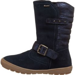 Skórzane kozaki zimowe w kolorze granatowym. Niebieskie buty zimowe dziewczęce Primigi, bez wzorów, z gore-texu, bez zapięcia. W wyprzedaży za 232.95 zł.