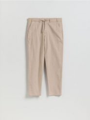 Spodnie chino regular fit - beżowy. Brązowe spodnie materiałowe męskie Reserved, bez wzorów, z tkaniny. Za 159.99 zł.