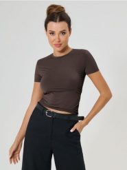 Koszulka z marszczeniem po bokach - brązowy. Brązowe t-shirty damskie Sinsay, l, bez wzorów, bez kołnierzyka. W wyprzedaży za 15.99 zł.
