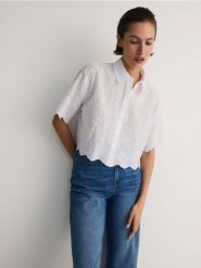 Koszula z haftem - biały. Białe koszule damskie Reserved, l, bez wzorów, z bawełny, bez kołnierzyka, bez ramiączek. W wyprzedaży za 45.99 zł.