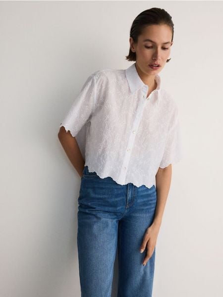 Koszula z haftem - biały. Białe koszule damskie Reserved, l, bez wzorów, z bawełny, bez kołnierzyka, bez ramiączek. W wyprzedaży za 45.99 zł.