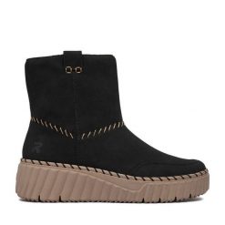 Botki Rieker. Czarne botki damskie Rieker, bez obcasa, na płaskiej podeszwie, bez zapięcia. Za 389.99 zł.