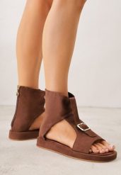 Brązowe Sandały Typu Botki Ozdobione Metaliczną Klamrą z Przodu Adrasaia. Brązowe botki damskie Renee, na lato, bez obcasa, na płaskiej podeszwie, bez zapięcia. Za 99.99 zł.