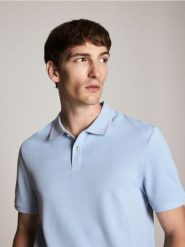 Koszulka polo z bawełny pima - jasnoniebieski. Niebieskie koszulki polo męskie Reserved, l, bez wzorów, z bawełny, bez ramiączek. Za 119.99 zł.
