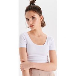 Bluzka w drobne prążki z dekoltem - Biały. Bluzki damskie marki Cropp. Za 29.99 zł.