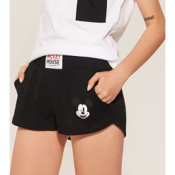Piżamowe szorty Mickey Mouse - Czarny. Czarne piżamy damskie House, z motywem z bajki. Za 35.99 zł.