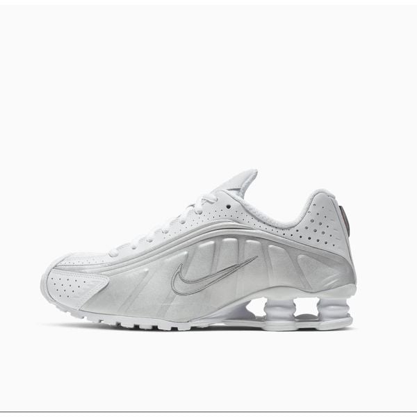 Buty damskie Nike Shox R4 Shox R4. Białe obuwie sportowe damskie Nike, bez wzorów, do biegania. Za 649.99 zł.