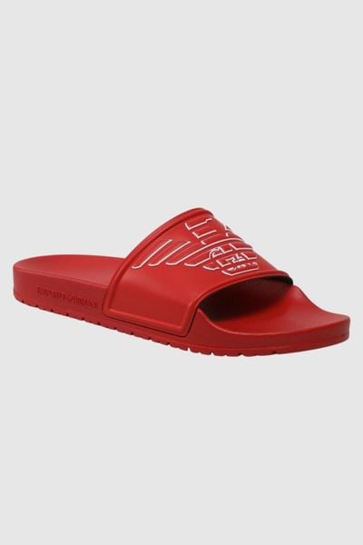 EMPORIO ARMANI Klapki czerwone z logo, Rozmiar 41. Czerwone klapki damskie Emporio Armani, bez wzorów, bez obcasa. W wyprzedaży za 169.99 zł.