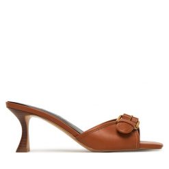Klapki Guess. Brązowe klapki damskie Guess, z aplikacjami, bez obcasa. Za 589.99 zł.
