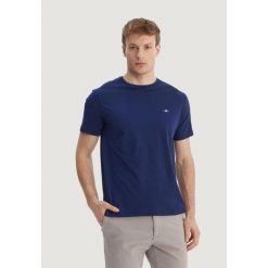 Koszulka crop top Mężczyzna GANT REG SHIELD SS T-SHIRT. Niebieskie t-shirty męskie GANT, m, bez wzorów, z bawełny, bez kołnierzyka. Za 209.90 zł.