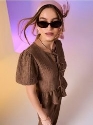 Bluzka ze strukturalnej tkaniny z ozdobnym wiązaniem - brązowy. Brązowe bluzki damskie Sinsay, l, bez wzorów, z tkaniny, bez kołnierzyka, bez ramiączek. Za 25.99 zł.