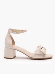 Kremowe sandały na obcasie z kokardą. Brązowe sandały damskie Ryłko, bez wzorów, z materiału, bez obcasa, na obcasie, bez zapięcia. Za 429.99 zł.