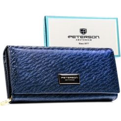 Niebieski portfel damski zamykany na zatrzask, wyposażony w system RFID - Peterson. Niebieskie portfele damskie Peterson, bez wzorów, ze skóry ekologicznej. Za 79.99 zł.