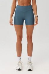 Damskie spodenki szorty sportowe fitness Rough Radical Aven Shorts. Niebieskie szorty sportowe damskie ROUGH RADICAL, uniwersalny, bez wzorów, z dzianiny, sportowe, z podwyższonym stanem, do biegania. Za 149.90 zł.