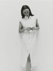 Koszulowa sukienka bez rękawów - biały. Białe sukienki damskie Reserved, l, bez wzorów, z bawełny, klasyczne, bez kołnierzyka, bez ramiączek, midi, koszulowe. W wyprzedaży za 119.99 zł.