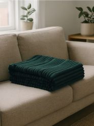 Koc prążkowany - zielony. Zielone kocyki dla dzieci Sinsay, prążkowane. Za 49.99 zł.