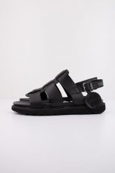 Sandały KICKERS NEOSINEAD Czarny. Czarne sandały damskie Kickers, bez wzorów, ze skóry, bez obcasa, bez zapięcia. Za 354.40 zł.