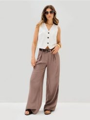 Spodnie wide leg z paskiem z domieszką wiskozy - beżowy. Brązowe spodnie materiałowe damskie Sinsay, l, bez wzorów, z wiskozy. Za 59.99 zł.