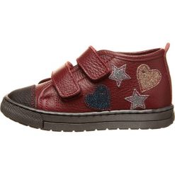 Skórzane sneakersy w kolorze bordowym. Czerwone trampki i tenisówki dziewczęce Billowy, z aplikacjami, bez zapięcia. W wyprzedaży za 152.95 zł.