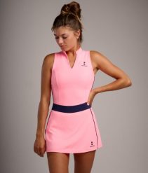 Koszulka Damska Elegance Tennis/Padel/Golf. Czerwone koszulki sportowe damskie NORDICDOTS, bez wzorów, z materiału, bez kołnierzyka, bez ramiączek, na fitness i siłownię. Za 250.00 zł.