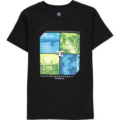Koszulka w kolorze czarnym ze wzorem. Czarne t-shirty dla chłopców marki DC Shoes, bez wzorów, z bawełny, bez ramiączek. W wyprzedaży za 42.95 zł.