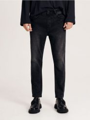 Jeansy carrot slim - szary. Szare jeansy męskie Reserved. W wyprzedaży za 49.99 zł.