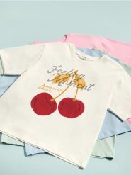 T-shirt oversize z aplikacjami - złamana biel. T-shirty damskie Reserved, l, z aplikacjami, z bawełny, bez kołnierzyka. W wyprzedaży za 59.99 zł.