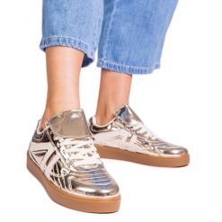 Złote sneakersy trampki damskie lakierowane złoty. Żółte trampki i tenisówki damskie z aplikacjami, z lakierowanej skóry, sportowe, bez zapięcia. Za 75.21 zł.