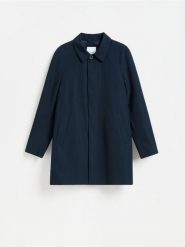 Wodoodporny płaszcz z kołnierzem - granatowy. Niebieskie płaszcze męskie Reserved, l, bez wzorów, z tkaniny, bez kaptura. Za 329.99 zł.