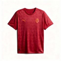 Koszulka wyjazdowa Valencia CF 2025/26. Czerwone koszulki sportowe męskie Puma, m, bez wzorów, z materiału, bez kołnierzyka, bez ramiączek, do piłki nożnej. Za 381.35 zł.