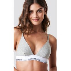 Calvin Klein Biustonosz z trójkątnymi miseczkami Modern - Grey. Szare biustonosze Calvin Klein, z haftami, z bawełny. Za 141.95 zł.