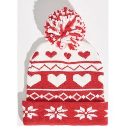 Wzorzysta czapka - Czerwony. Czerwone czapki i kapelusze damskie Sinsay. Za 24.99 zł.