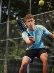 4F Koszulka tenisowa regular szybkoschnąca męska - zielona M. Zielone koszulki sportowe męskie 4f, l, bez wzorów, klasyczne, bez kołnierzyka. Za 129.99 zł.