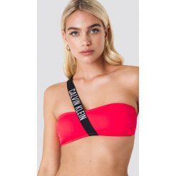 Calvin Klein Góra bikini Strap Bandeau RP N - Pink. Różowe bikini damskie Calvin Klein, z haftami. W wyprzedaży za 111.48 zł.