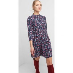 Rozkloszowana sukienka w kwiaty. Sukienki damskie marki Orsay. Za 79.99 zł.