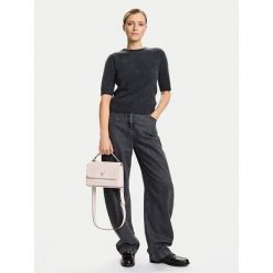 Torebka Guess. Brązowe torebki do ręki damskie Guess, z aplikacjami, klasyczne, bez dodatków. Za 307.99 zł.