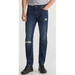 Przecierane jeansy - Granatowy. Niebieskie jeansy męskie Reserved. Za 129.99 zł.