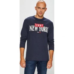 Tommy Jeans - Longsleeve. Szare bluzki z długim rękawem męskie Tommy Jeans, z nadrukiem, z bawełny, z okrągłym kołnierzem. Za 199.90 zł.
