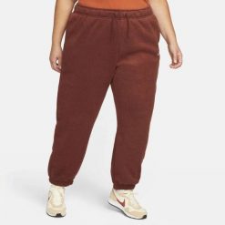 Spodnie dresowe Nike Sports Essential czerwone - damskie plus size. Brązowe spodnie dresowe damskie Nike, plus size, bez wzorów, z dresówki. Za 235.99 zł.