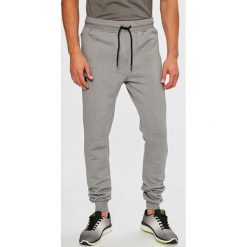 Under Armour - Spodnie Threadborne Stacked Jogger. Szare spodnie sportowe męskie Under Armour, z bawełny. W wyprzedaży za 219.90 zł.
