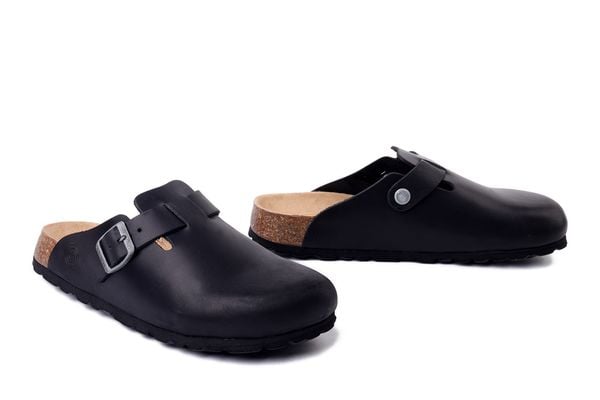 DR. BRINKMANN 600159-01 schwarz, klapki damskie. Czarne klapki damskie Dr. Brinkmann, bez wzorów, ze skóry, bez obcasa. Za 289.90 zł.