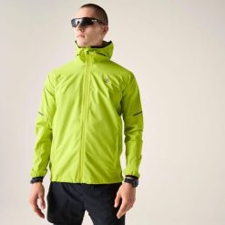 Męska ultralekka wodoodporna kurtka turystyczna z kapturem. Zielone kurtki męskie Dare 2b, l, bez wzorów, z materiału, z kapturem. Za 303.99 zł.