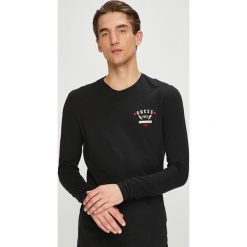 Guess Jeans - Longsleeve. Czarne bluzki z długim rękawem męskie Guess Jeans, z bawełny, z okrągłym kołnierzem. Za 139.90 zł.