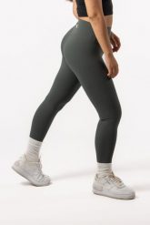 Damskie legginsy 7/8 na jogę i pilates, bez przedniego szwu – oliwkowy. Zielone legginsy sportowe damskie AESTHETIC WOLF, s, bez wzorów, z dzianiny, z podwyższonym stanem, na fitness i siłownię. Za 149.99 zł.