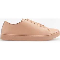 Skórzane buty sportowe - Beżowy. Brązowe obuwie sportowe damskie Reserved, bez wzorów. W wyprzedaży za 39.99 zł.