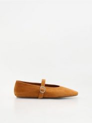 Zamszowe baleriny z paskiem - miedziany. Brązowe baleriny damskie Reserved, bez wzorów, z zamszu, bez obcasa. Za 179.99 zł.