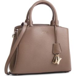 Torebka DKNY - Paige Md Satchel R81D3327 Desert DES. Torebki do ręki damskie marki DKNY. W wyprzedaży za 649.00 zł.