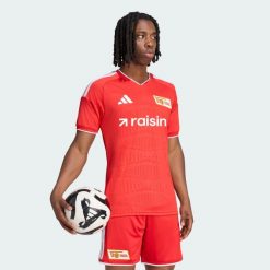 Koszulka podstawowa Union Berlin 26/27. Białe koszulki sportowe męskie Adidas, s, z aplikacjami, z poliesteru, bez kołnierzyka, bez ramiączek, do piłki nożnej, climacool (adidas). Za 439.00 zł.