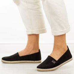 Czarne espadryle damskie, półbuty Potocki 16374. Czarne espadryle damskie POTOCKI, na jesień, bez wzorów, z jeansu, casualowe, z okrągłym noskiem, bez obcasa, na płaskiej podeszwie, bez zapięcia. W wyprzedaży za 87.12 zł.